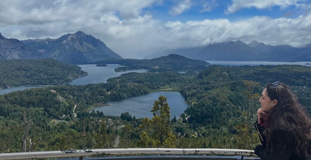 Gabriela admirando o mirante do cerro campanario rm bariloche no verao
